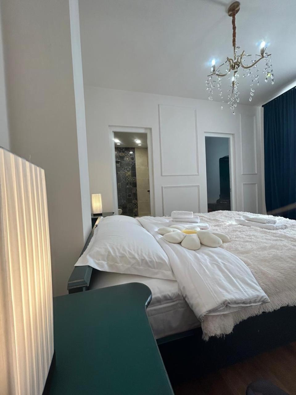 Luxurious 1-bedroom At Centre Of Old - Newly Renovated! *